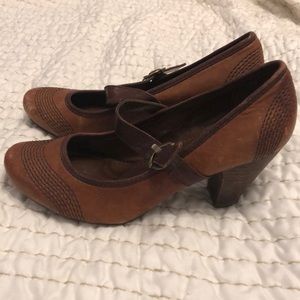 Brown leather 2.5 inch heels